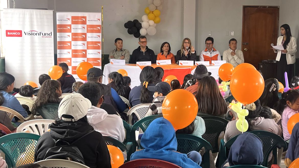 Entrega de seguros de accidentes - BVFE y World Vision Ecuador