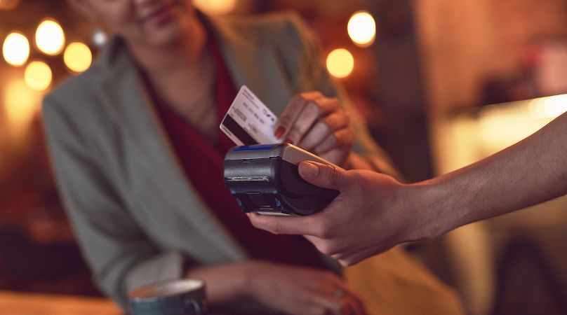 Solicita tu tarjeta de débito Banco VisionFund Ecuador. Compras y retiros sin límites.