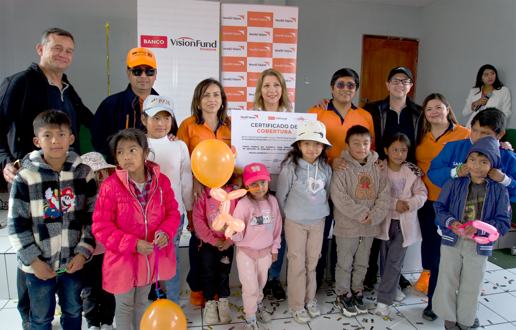 Entrega de seguros de accidentes a niñas, niños y adolescentes. Alianza BVFE y World Vision Ecuador.